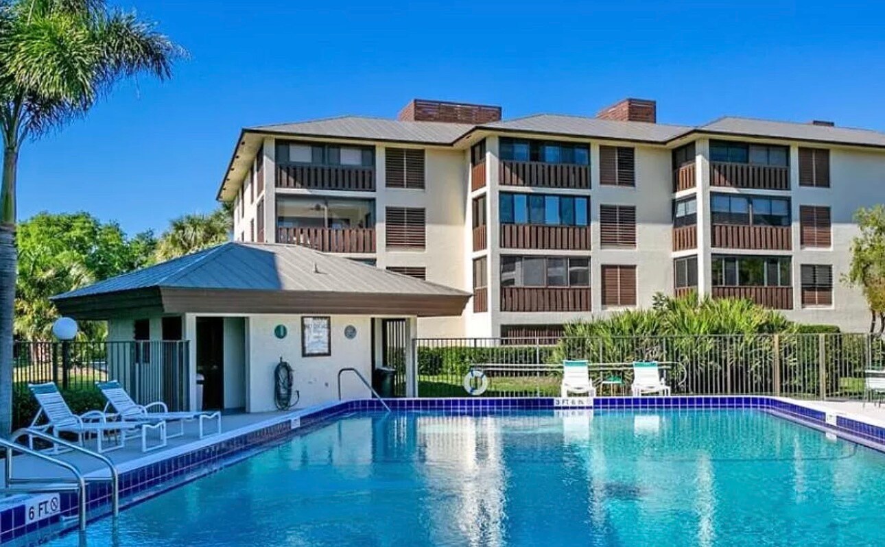 Heated pool - 166 SE Saint Lucie Blvd