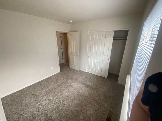 Building Photo - Charming 3 Bedroom