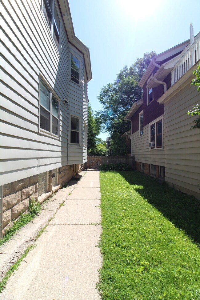 Building Photo - 2927 N Newhall St