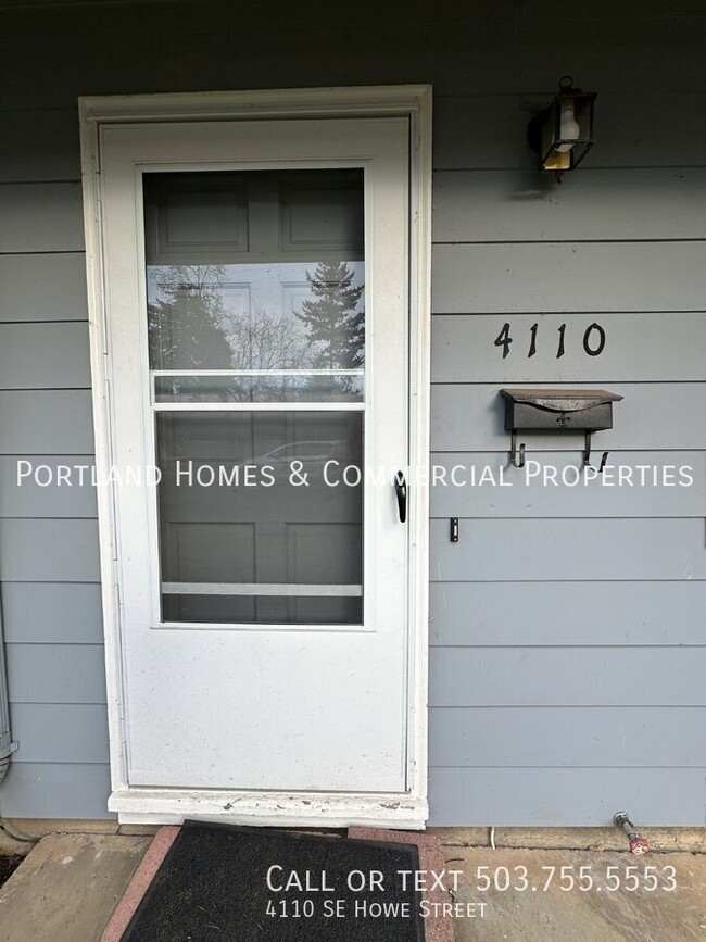 Building Photo - 2 Bedroom, Gas Heat Hardwood Floors