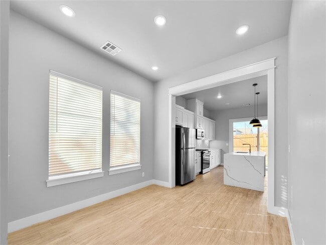 Building Photo - 2608 Crescent Ave