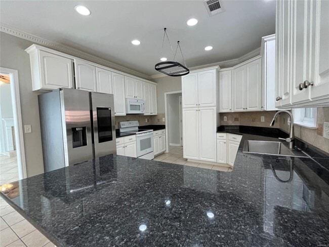 Building Photo - 704 Emerald Dr