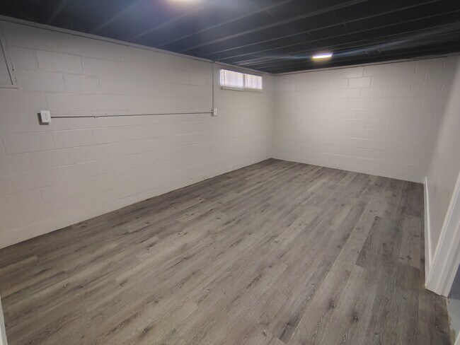 Building Photo - 912 Hayes Ave