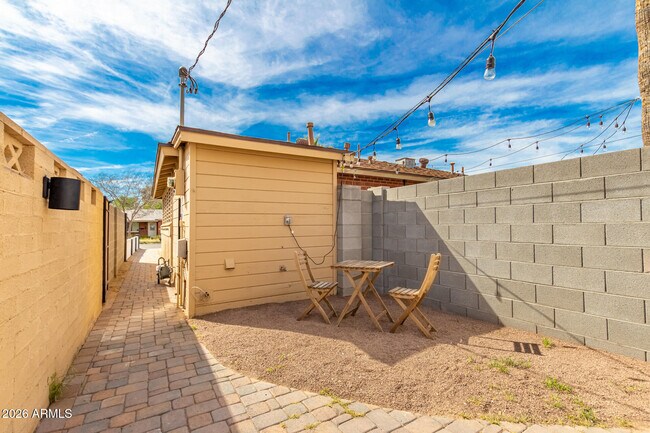 Building Photo - 2402 W Weldon Ave