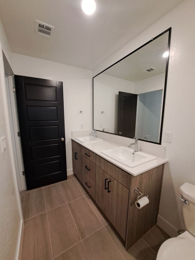 Building Photo - Experience Comfort and Style in This Venet...