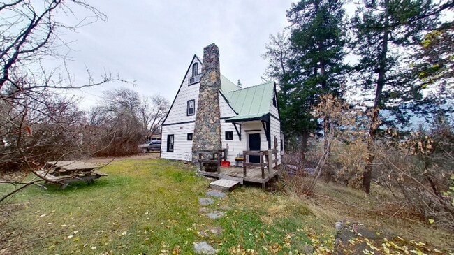 Building Photo - 632 1st Ave E