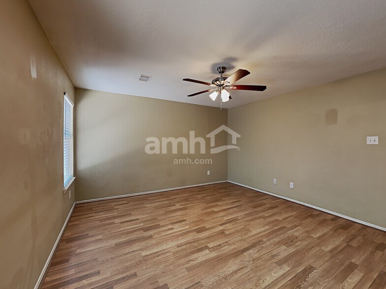 Building Photo - 9726 Gulfstream Dr
