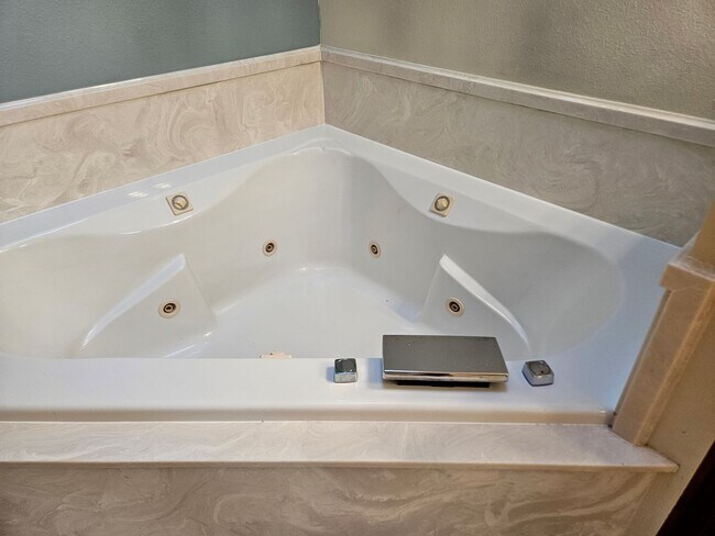 Building Photo - Stunning Executive Custom Built Home with Elite Appliances