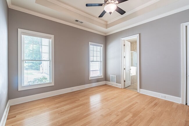 Building Photo - Stunning 4-bedroom, 3.5-bathroom home loca...