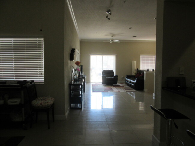 Building Photo - Lovely 3 BR / 2 BA Condo Located In Desira...