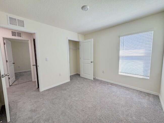 Building Photo - Gorgeous 3 bedroom 2 bath 2 car garage!