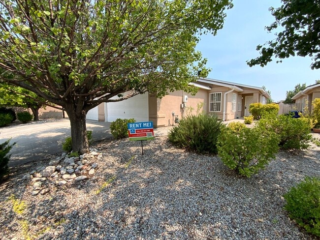 Building Photo - 3 Bedroom Townhome Available Near Southern...