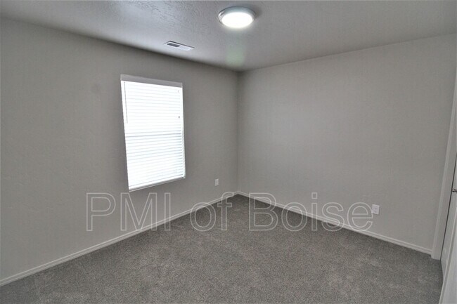 Building Photo - 19571 Newhall Pl