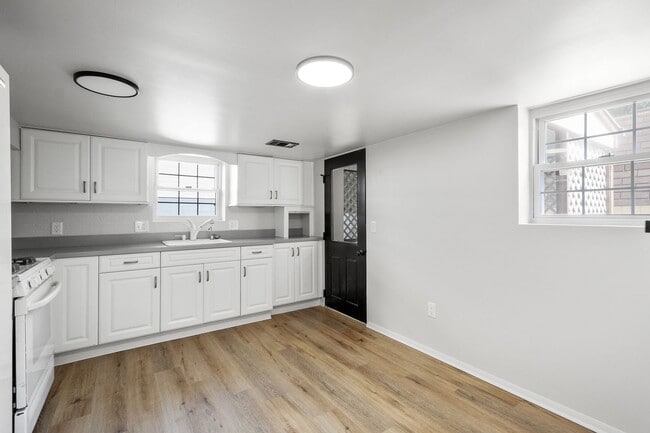 Building Photo - SCORE 50% OFF 1ST MONTH'S RENT IF SIGNED BY FEB 13! Stunning 4 Bedroom home in North Versailles a...