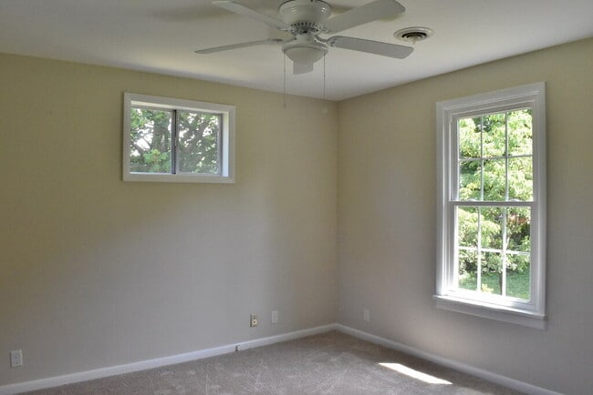 Building Photo - 3 BR, 2 BA West End Rancher