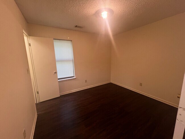 Building Photo - 2/1 Duplex in Northport