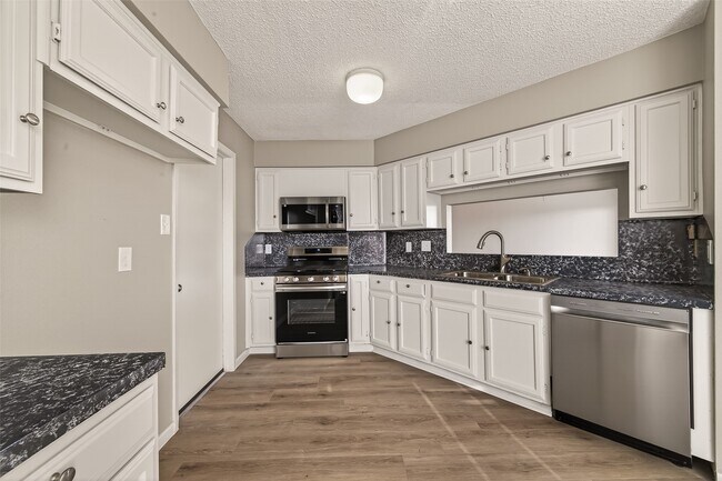 Building Photo - 4251 Southchase Ln