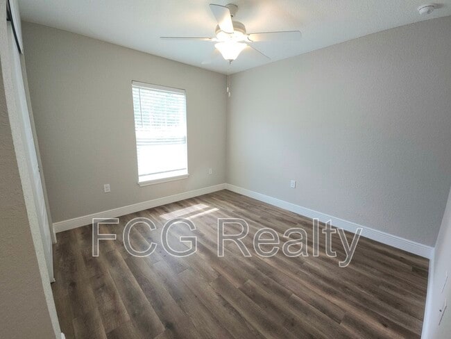 Building Photo - 8810 N Malibu Rd