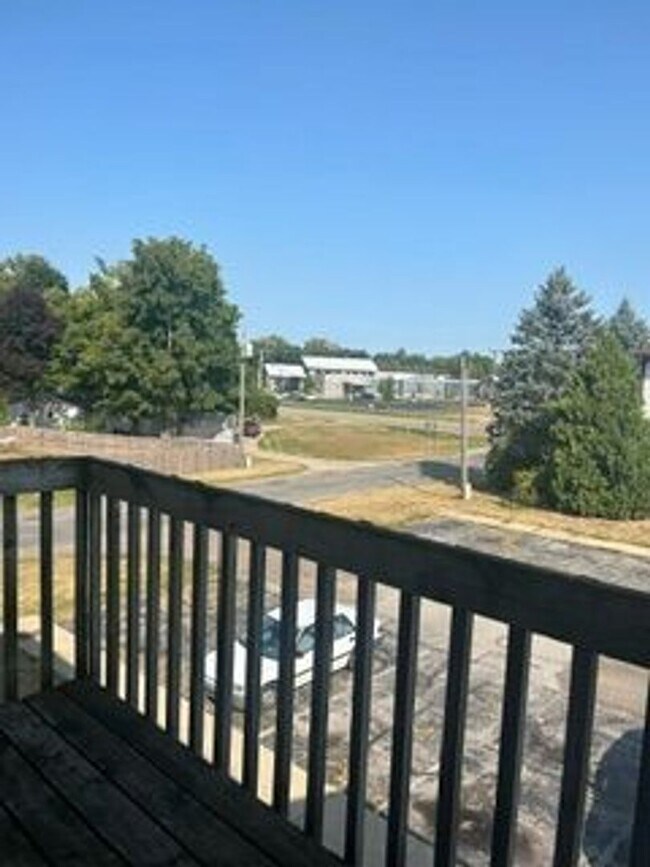 Building Photo - 2 bedroom 1 bath top floor apartment - Mov...