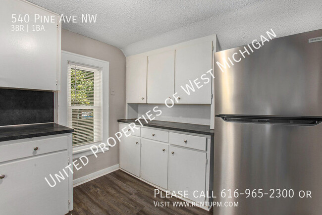 Building Photo - Available Now | 3 Bed 1 Bath Apartment in ...