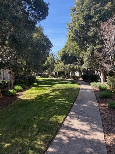 Harbor Village common green area - 147 Southampton Ln