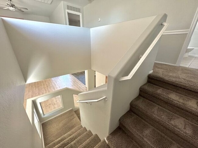 Building Photo - 1056 E Lakeview Dr