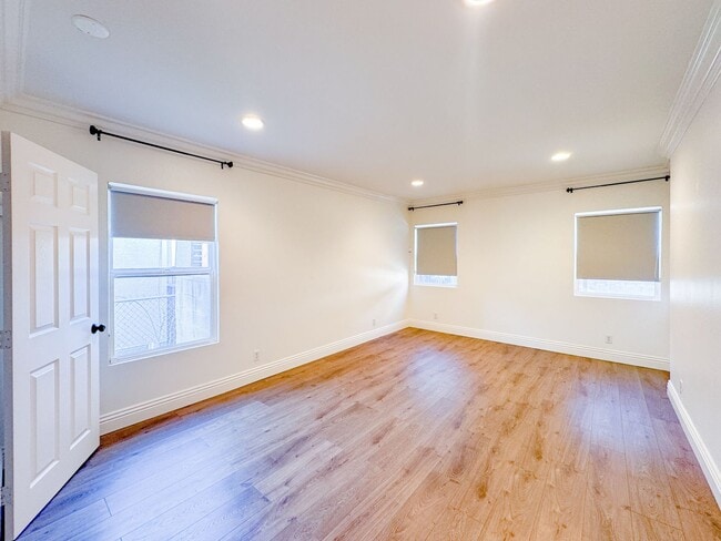 Building Photo - Gorgeous 3 Bedroom 2 Bath Updated Front House for Lease Near SoFi! (Building of ADU in the back)