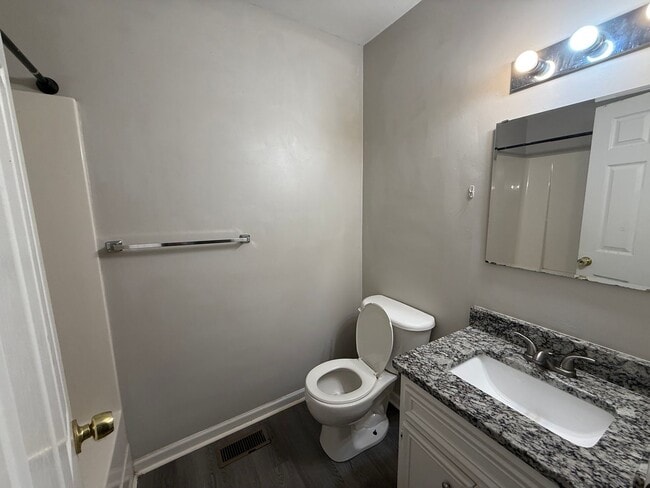 Building Photo - Spacious 3 Bedroom, 2 Bath Home with Garag...