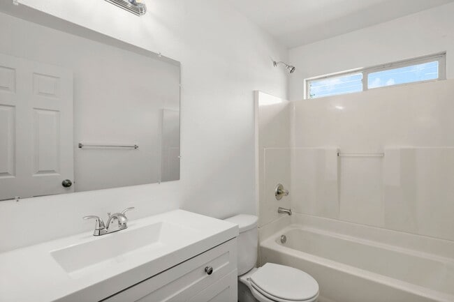 Building Photo - Updated 2 Bedroom, 1 Bathroom Duplex in the Heart of North Portland