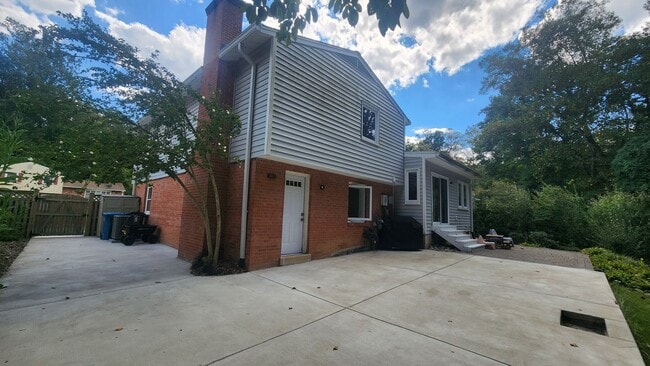 Building Photo - Wonderfully Updated Home On the Edge of Po...