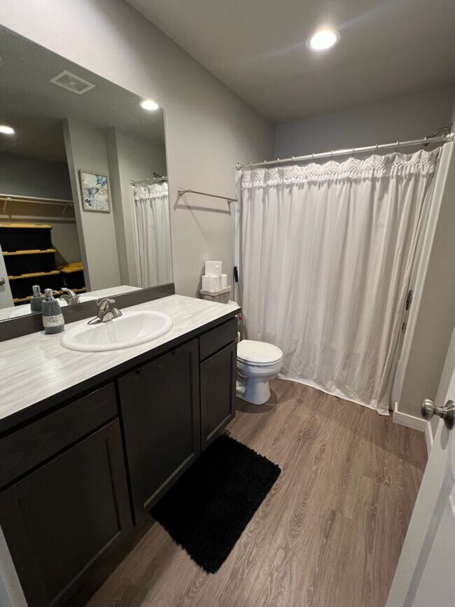 Building Photo - 3 bed/2 bath rambler style home! Double ga...