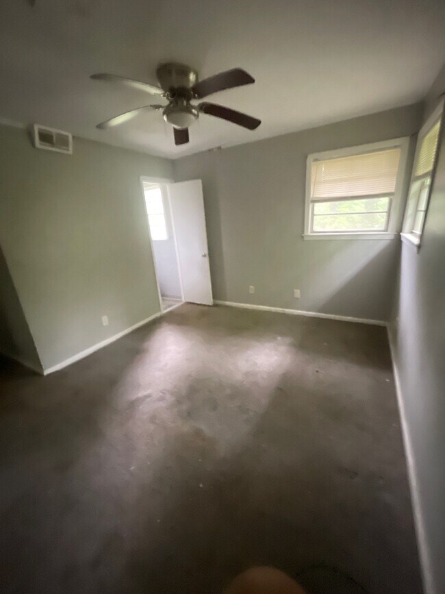Building Photo - 2718 E Benwood Dr