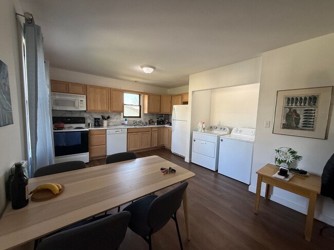 Building Photo - 2 BDRM, 10 MONTH LEASE AVAIL AUGUST-MAY (2...
