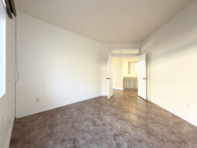 Building Photo - Spacious Home in Santa Fe Hills