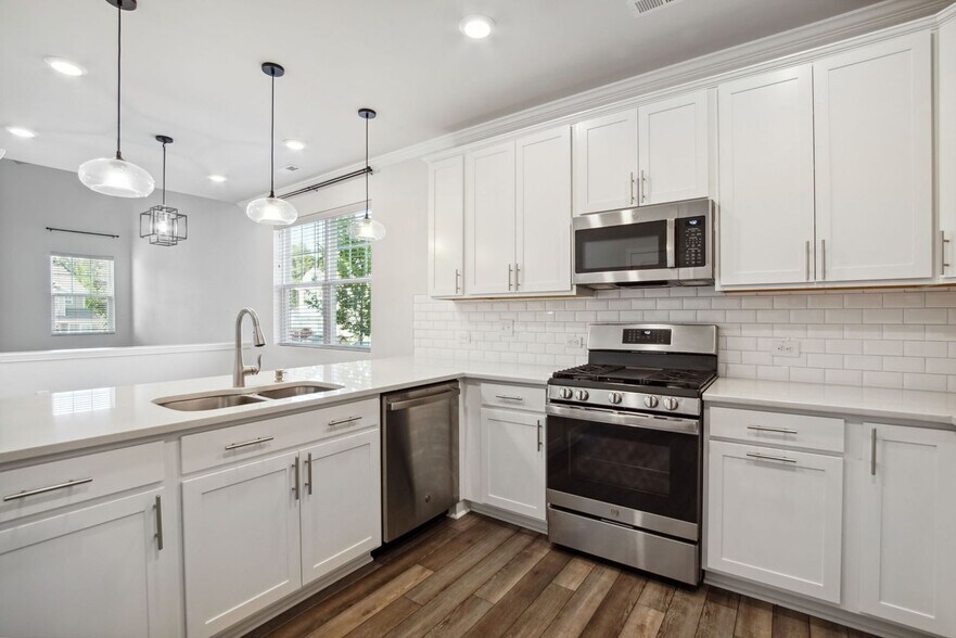 Building Photo - 102 Bedivere Ln