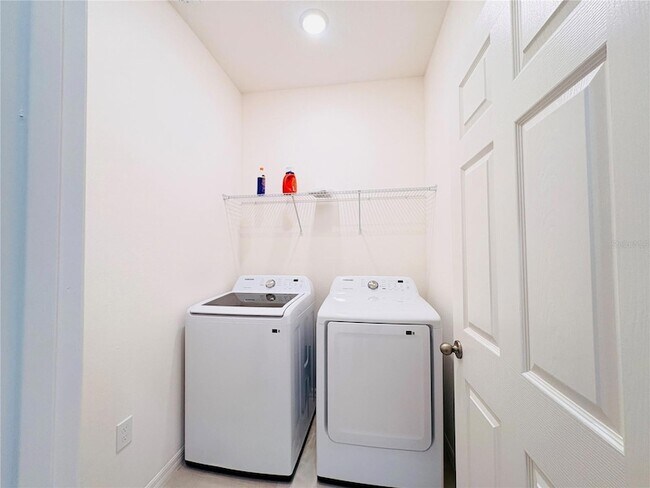 Building Photo - 1568 Sky Lks Dr