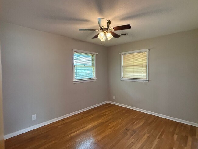 Building Photo - Beautiful 3 bedroom- North Johnson City