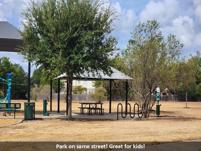 Building Photo - 17204 Ardisia Dr