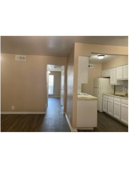 Building Photo - 2701 Green Oaks Rd