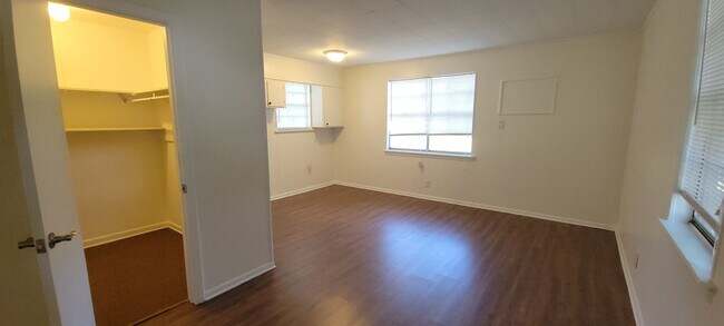Building Photo - Great 3 bedroom/2 bath home with Oven, Refrigerator, Garage, Central Air & Heat!
