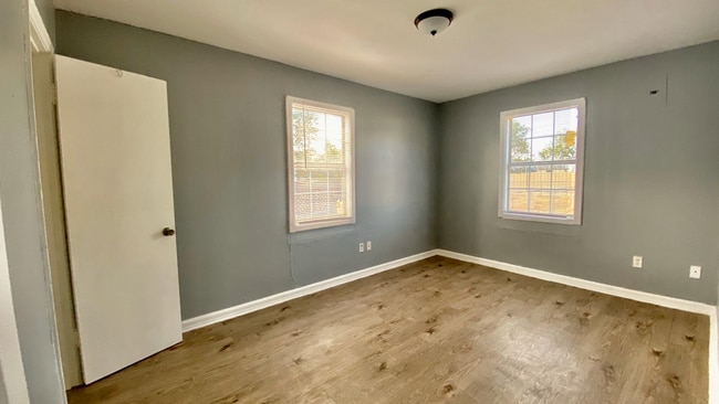 Building Photo - $0 First Month's Rent / $0 Deposit at Move-in
