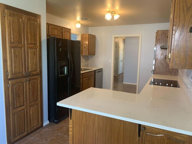 Building Photo - This beautifully updated three-bedroom, tw...
