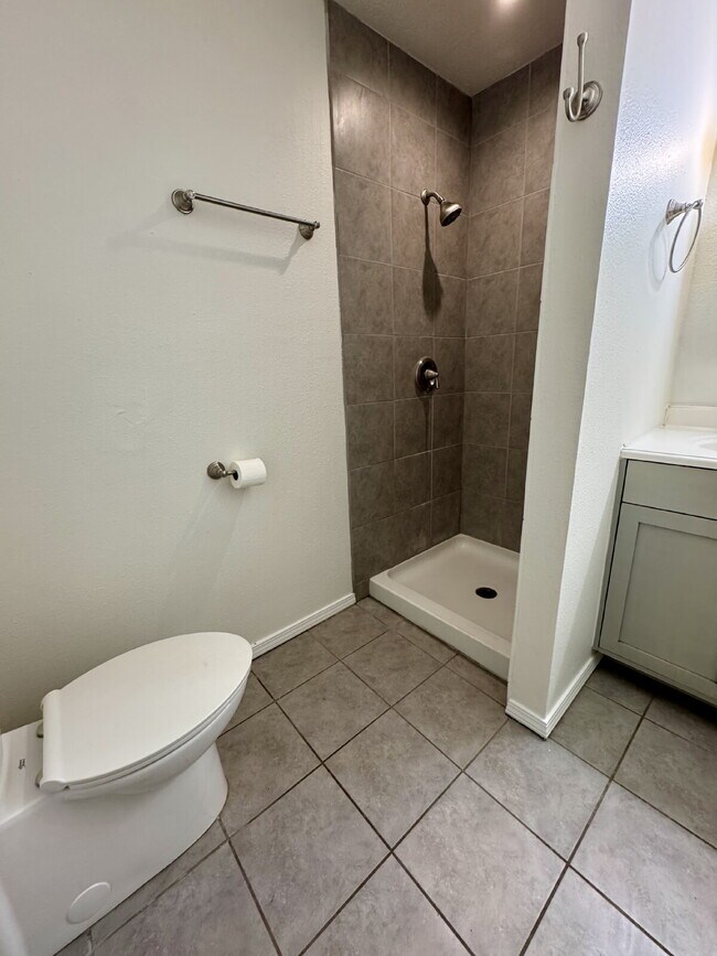 Building Photo - Location, Location, Location! Convenient t...