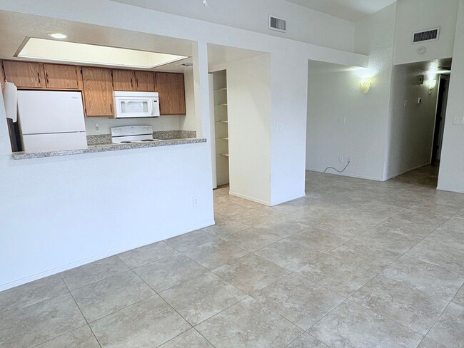 Building Photo - 3 bed/2 bath w/ large backyard