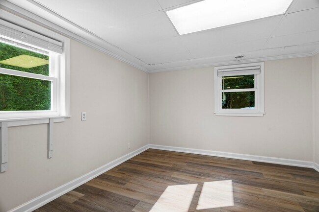 Building Photo - Gorgeous 3 Bedroom, 2 Bath Split-level home in Brentwood - High-end Renovation, Pet Friendly!