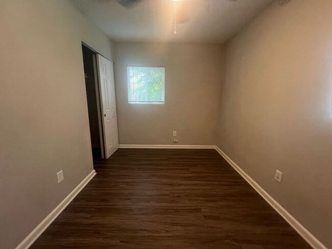 Building Photo - 615 Queens View Ct