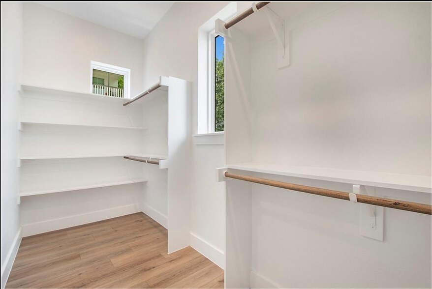 Building Photo - 1005 Cavour Pl