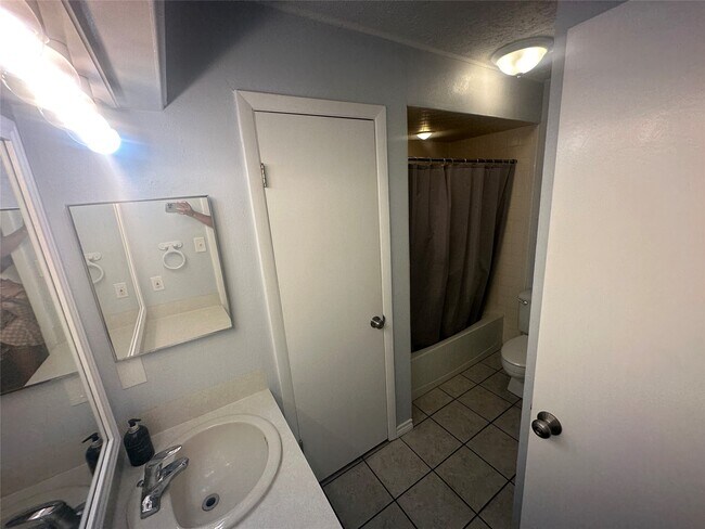 Building Photo - 13258 Bluff View Dr