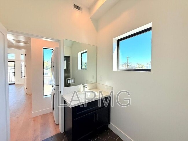 Building Photo - 3414 London St