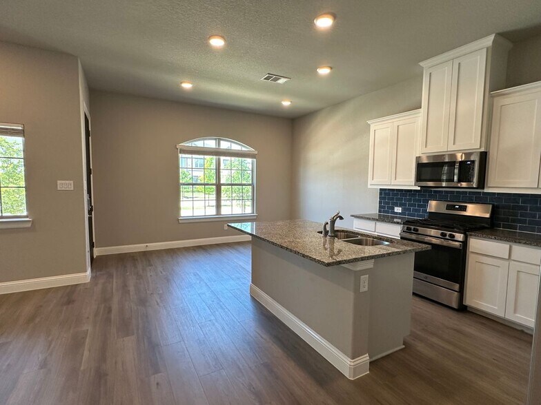 Building Photo - 6556 Iron Horse Blvd